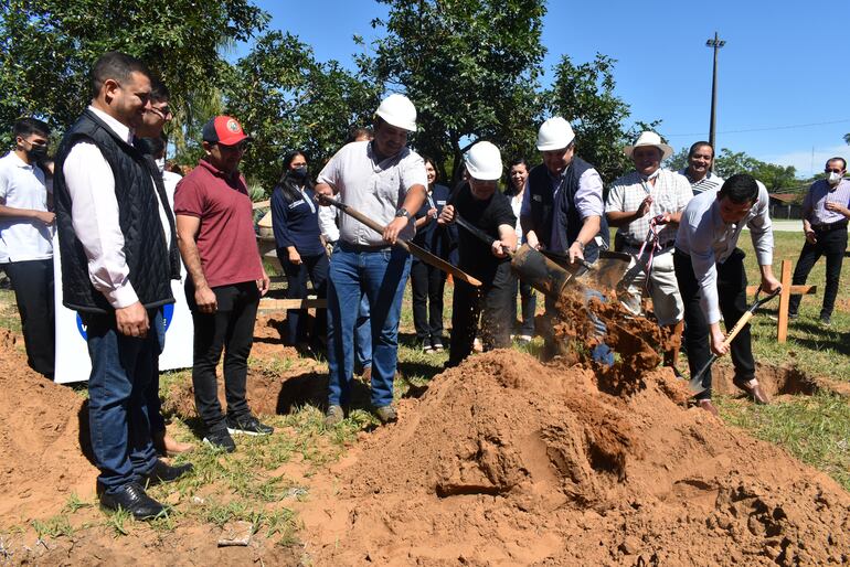 Durante el acto de palada inicial asistieron varias autoridades de Misiones.