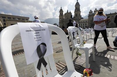 Trabajadores de la salud en Colombia fueron registrados este lunes al rendir un homenje póstumo a más de 160 colegas que han muerto víctimas de la covid-19 en este país suramericano, frente a la sede de Parlamento, en Bogotá.