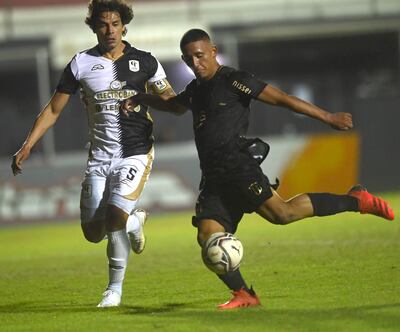 El aurinegro Milciades Adorno Agüero, con la pelota ante la marca de Nery Bareiro, de Tacuary. Adorno salió lesionado del partido.