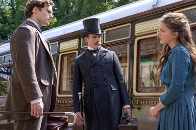 Henry Cavill y Millie Bobby Brown en una de las escenas de la película "Enola Holmes".