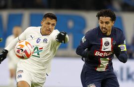 El chileno Alexis Sánchez (i) disputa el balón con el brasileño Marquinhos, del París SG, durante el partido que Marsella ganó ayer 2-1 y avanzó a cuartos de final de la Copa de Francia.