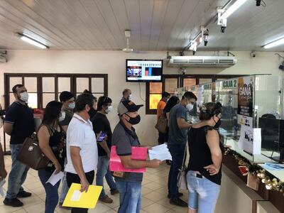 Los contribuyentes forman fila para pagar sus tributos en la Municipalidad de Ciudad del Este.