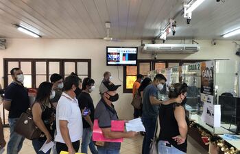 Los contribuyentes forman fila para pagar sus tributos en la Municipalidad de Ciudad del Este.