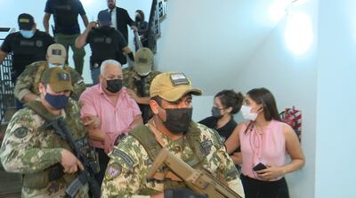 Juan Carlos Ozorio, de camisa rosada, sale esposado de sede fiscal rumbo a su celda en la  Senad.