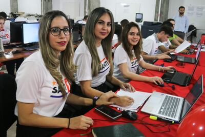 Voluntarios del Comando de Vigilancia y Transmisión de Resultados Electorales (CV-TRE), trabajan en la sede del Partido Colorado hoy, en Asunción. El oficialista Partido Colorado anunció este lunes que ha reunido a 70.000 apoderados electorales para vigilar y cuidar la transmisión de resultados de los comicios generales del próximo 30 de abril.