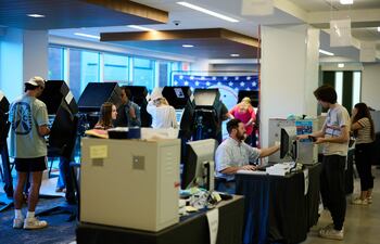 Electores depositan sus votos en forma anticipada en Painesville, Ohio. (AFP)