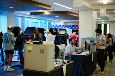 Electores depositan sus votos en forma anticipada en Painesville, Ohio. (AFP)
