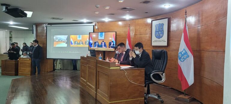 Imágenes de la sesión extraordinaria en la cual fue reelecto Luis Fernando Bernal, al frente de la Junta Municipal de Asunción.