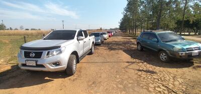 En la víspera al reinicio de la vacunación, una extensa fila ya se aprecia afuera del Hospital de Policía “Santa Rosa de Lima” de Coronel Oviedo.