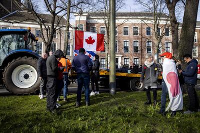 Camioneros y otros manifestantes antivacunas se reúnen en Hofvijver en los Países Bajos, en una protesta.