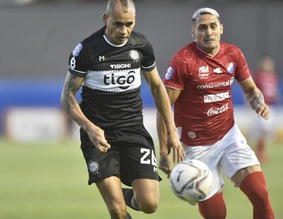 Otálvaro y Gaona Lugo pelean por la posesión de la pelota