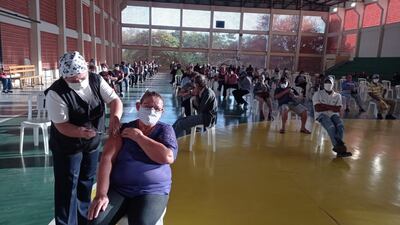 Mucha gente llega para recibir su dosis en San Lorenzo.