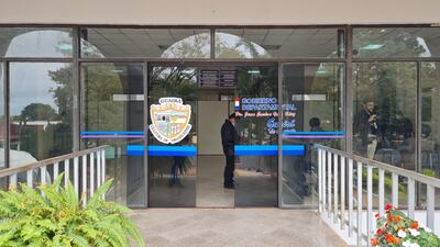 Imagen de la entrada de la Gobernación de Guairá. Tres personas se proclaman al frente de la administración de la Gobernación.