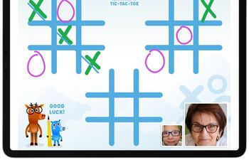 Una abuela y su nieto juegan al tatetí en la app Caribu.