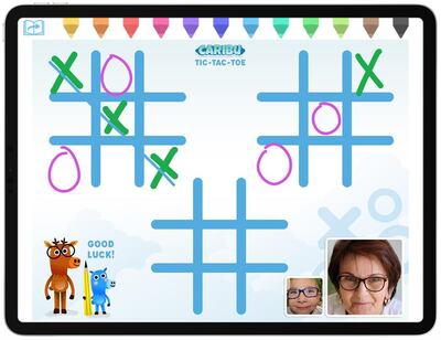 Una abuela y su nieto juegan al tatetí en la app Caribu.