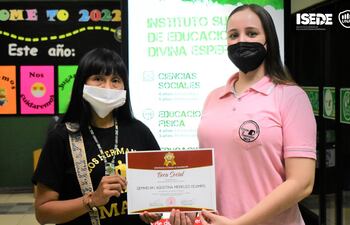 La maestra Qemheuiki Agustina Mereles Ocampo, junto a Verena Schaefer, coordinadora académica del ISEDE.