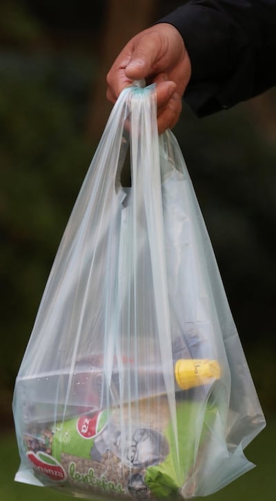 Las bolsas de plástico tardan más de 500 años en desintegrarse, de acuerdo con los estudios.