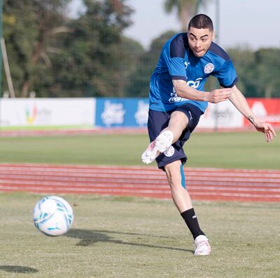 Miguel Almirón, ensaya un remate en la práctica de ayer en Ypané.