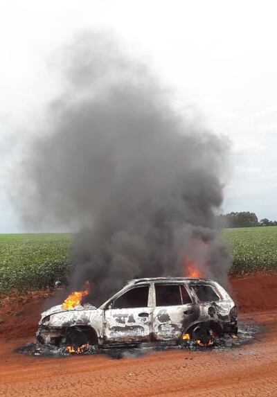 El vehículo fue totalmente consumido por las llamas.