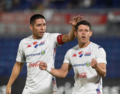 El capitán Jordan Santacruz felicita a Mathías Martínez luego de convertir el primer gol de Nacional frente al Sporting Cristal por Fase 2 de la Libertadores.