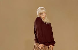 Billie Eilish en una foto promocional de su nuevo álbum "Happier Than Ever", que llegó hoy a las plataformas digitales.