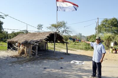 Francisco Montiel muestra la escuelita de la comunidad en donde tratan de educar a sus hijos. Sin embargo, la mayoría no asiste y además no cuenta con documentos.