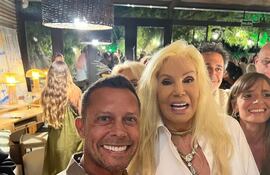 Raúl Fanego con la siempre diva Susana Giménez, en un cóctel exclusivo en Punta del Este.