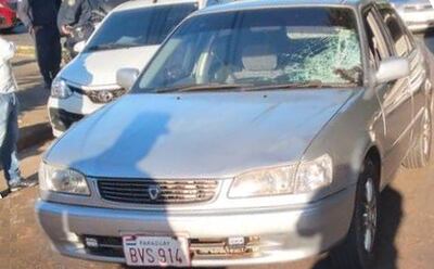 El automóvil que embistió a la joven fue trasladado a la comisaría local por orden fiscal.