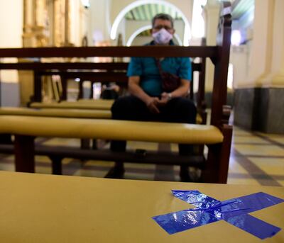 Misa en la Catedral Metropolitana de Asunción con espacios demarcados para mantener el distanciamiento social entre los feligreses durante todos los ritos. Es una medida de prevención para prevenir la expansión del coronavirus.