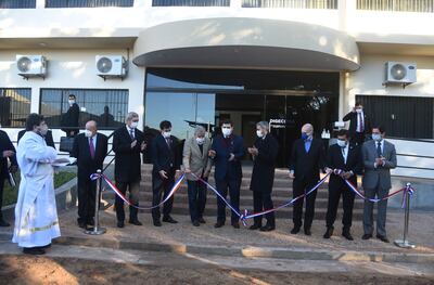 El presidente Mario Abdo  (c) inauguró ayer a la mañana una oficina del Senaca en San Lorenzo. Fue tras observar las obras de ampliación del laboratorio de bioseguridad del ente.