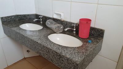 Utilizar el sanitario de Identificaciones es imposible por la falta de agua y el olor nauseabundo.