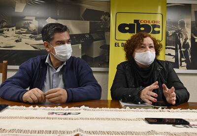 Rubén Penayo y Beatriz Pompa, secretario adjunto y secretaria general de la Sociedad de Comunicadores del Paraguay (SCP), en nuestra redacción.