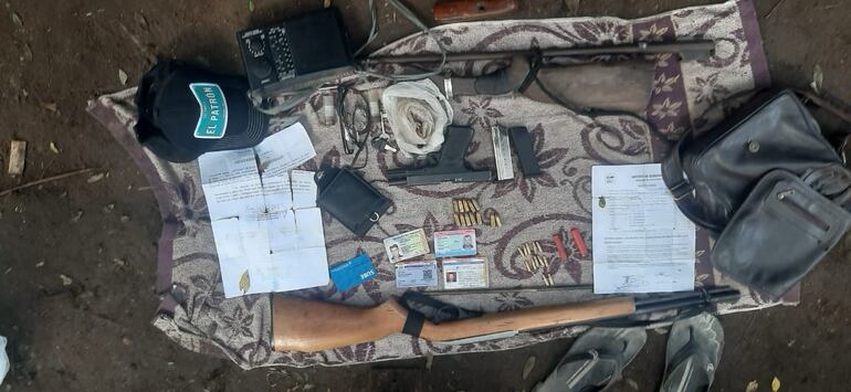 Evidencias incautadas en el precario campamento de marihuaneros. (gentileza).
