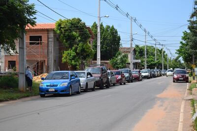 Varias personas aguardaban su turno en sus respectivos rodados, en la inmediación del Cuerpo de Bomberos de la Cuarta Compañía de Luque.