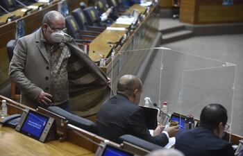 Diputados cartistas conversan durante la sesión ordinaria de Diputados realizada esta mañana.