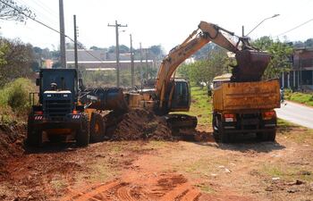 Las obras de la ampliación de la avenida Julio César Riquelme se iniciaron con los primeros movimientos de suelo.