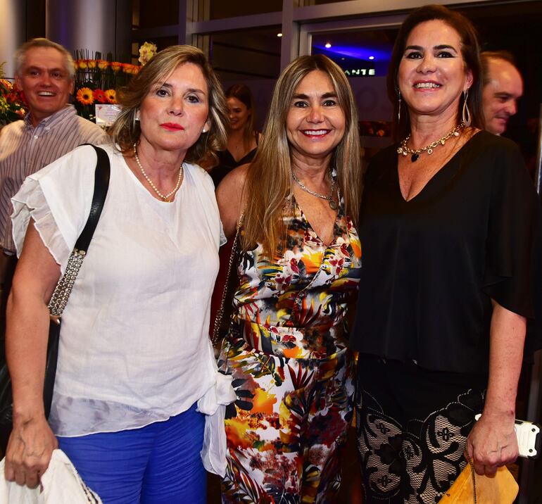  Anne Marie Silvestri Heibeger, Fátima Spinzi y Carolina Pérez.
