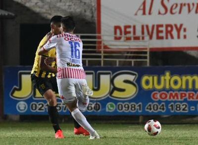 Momento en que se produce la falta de Lopes sobre Brizuela.