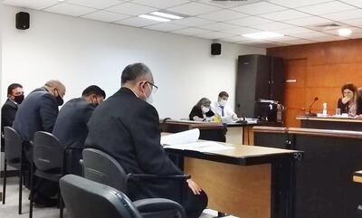 Miguel A. Carballo (izq.) observa al  perito    Emilio Fernández, durante su declaración.