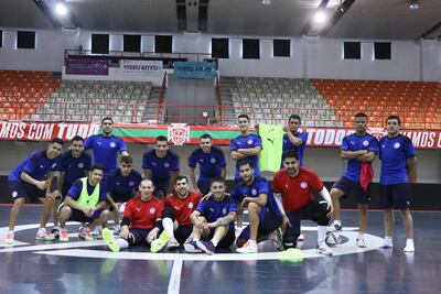 Los jugadores de la selección nacional tras la primera práctica de ayer en Portugal.
