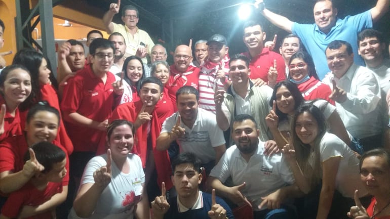 El flamante ganador de las elecciones municipales de la ciudad de Ñmeby, Tomás Olmedo, festeja con sus seguidores, tras confirmarse la caída del clan Lanzoni