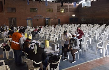 El vacunatorio del club Fomento del barrio Obrero estaba semivación ayer por la mañana.