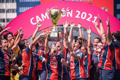 Las jugadores de Cerro Porteño festejan el torneo Clausura 2021, el bicampeonato conquistado en la temporada.