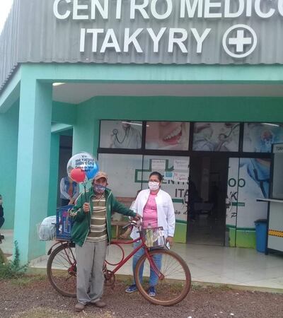 Isaac Paredes Rodríguez, posa orgulloso con su carnet de vacunación.