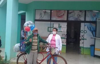 Isaac Paredes Rodríguez, posa orgulloso con su carnet de vacunación.