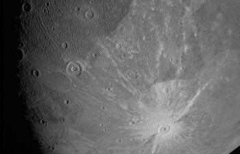 Según el estudio, muchos de estos candidatos son más grandes y calientes que la Tierra, y contienen grandes océanos que podrían sustentar vida microbiana similar a la de algunos de los entornos acuáticos más extremos de la Tierra.