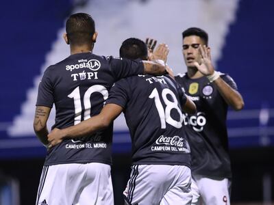 Derlis González (10), Jorge Rojas (18) y Brian Montenegro festejan el tercer tanto del Decano en Itauguá.