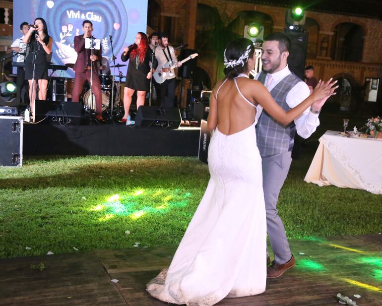 Animaron la celebración el grupo Cuba Libre y el Dj. José Ojeda.