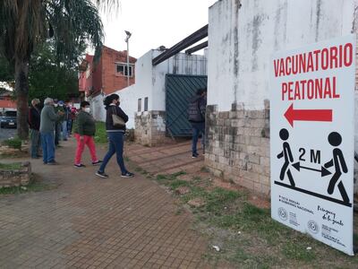 Larga fila de adultos en el vacunatorio peatonal instalado en el Fomento de Barrio Obrero.