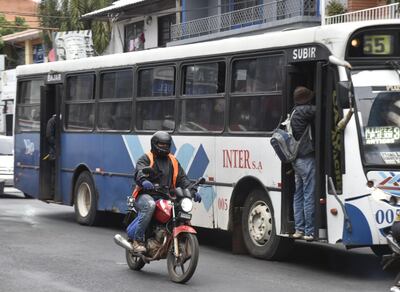 Pasajeros en colectivos, invierno, frío, personas abrigadas, aglomeración, transporte público.